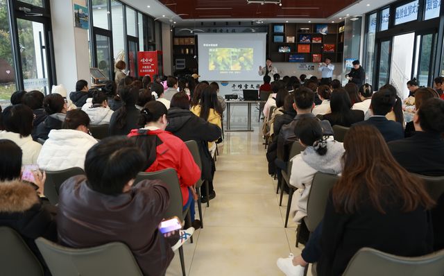学员齐聚课堂，跟随讲师学习与交流。