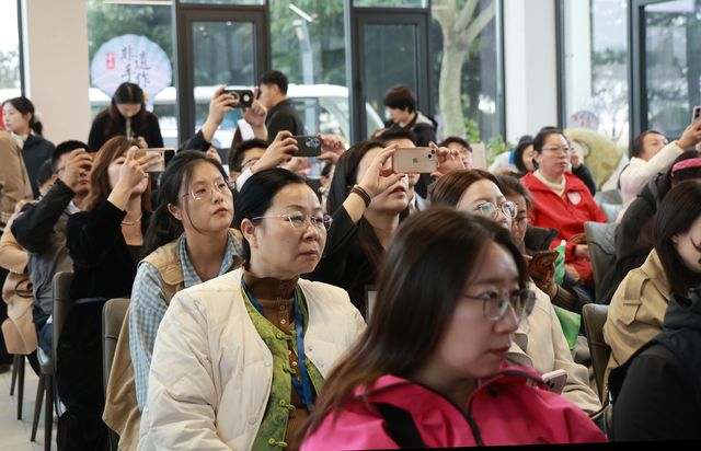 课堂上的专注，是这次相聚的共同表情。