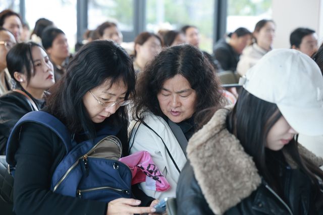同学们围在一起学习和讨论。