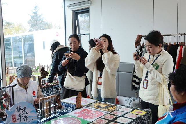 学员在展示现场体验产品、交流心得。