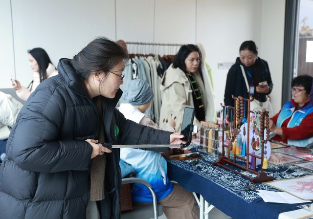 展台前的交流，让课堂里的方法更具体。