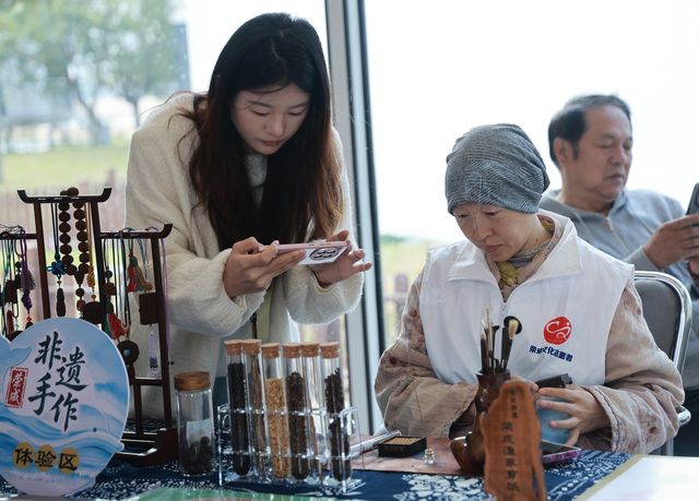 围绕展示产品，练习取景与细节记录。