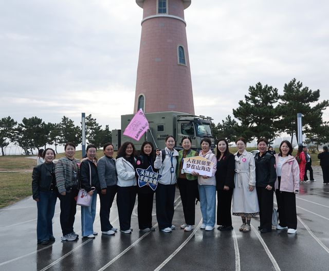 学员在户外留下合影。