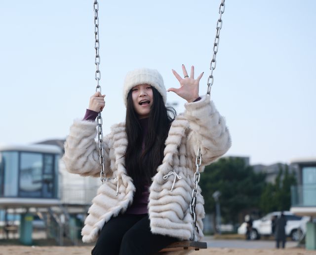 拍摄间隙，也有属于自己的轻松时刻。