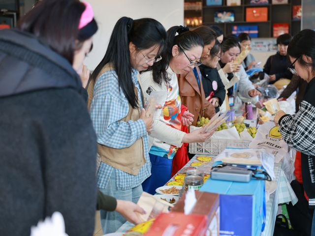 大家在展台前交流产品与体验。