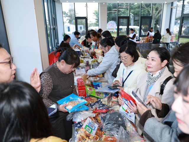 学员在产品展示现场互动交流。