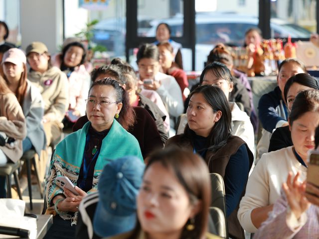 学员在课堂中专注听讲。